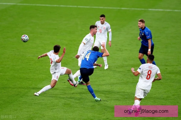 基耶萨反手切削过网，落点变化制造进攻机会